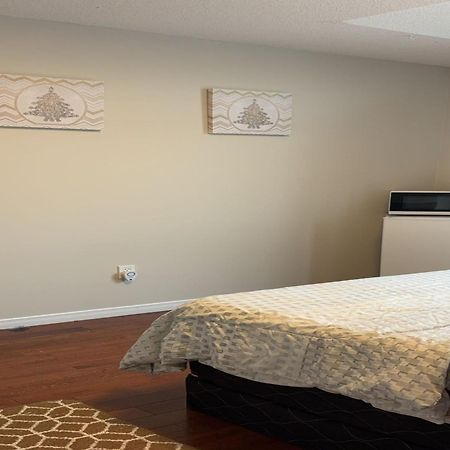 Bright Queen Room Close To Sheridan College And Airport Brampton Bagian luar foto