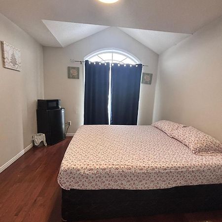 Bright Queen Room Close To Sheridan College And Airport Brampton Bagian luar foto