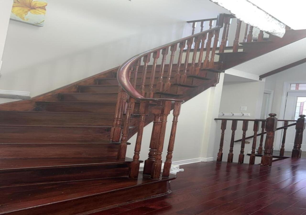Bright Queen Room Close To Sheridan College And Airport Brampton Bagian luar foto