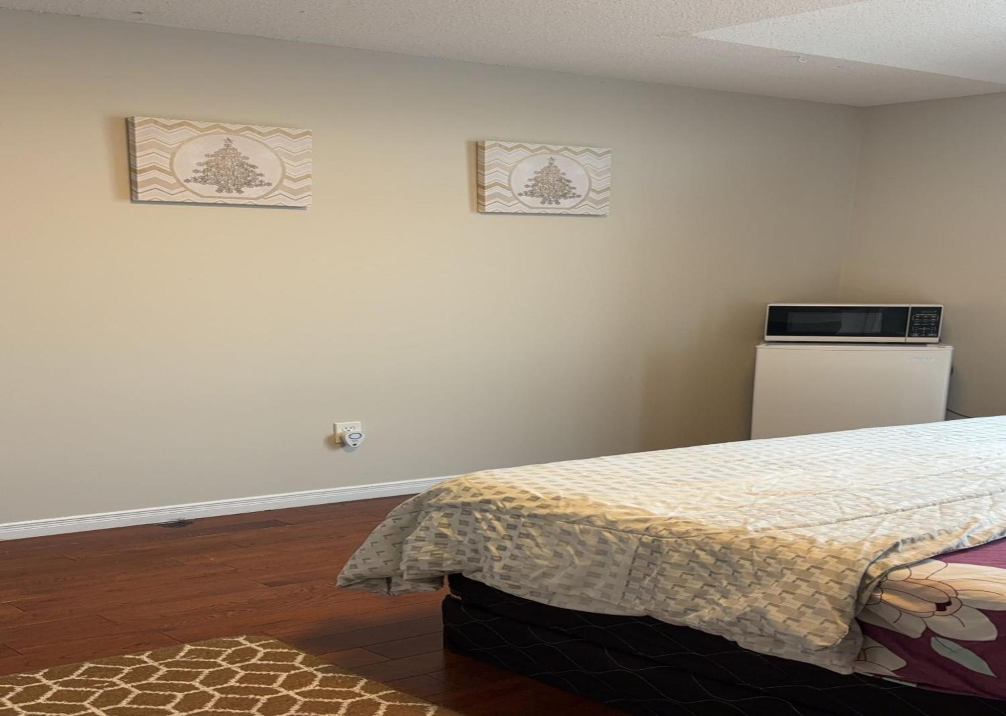 Bright Queen Room Close To Sheridan College And Airport Brampton Bagian luar foto