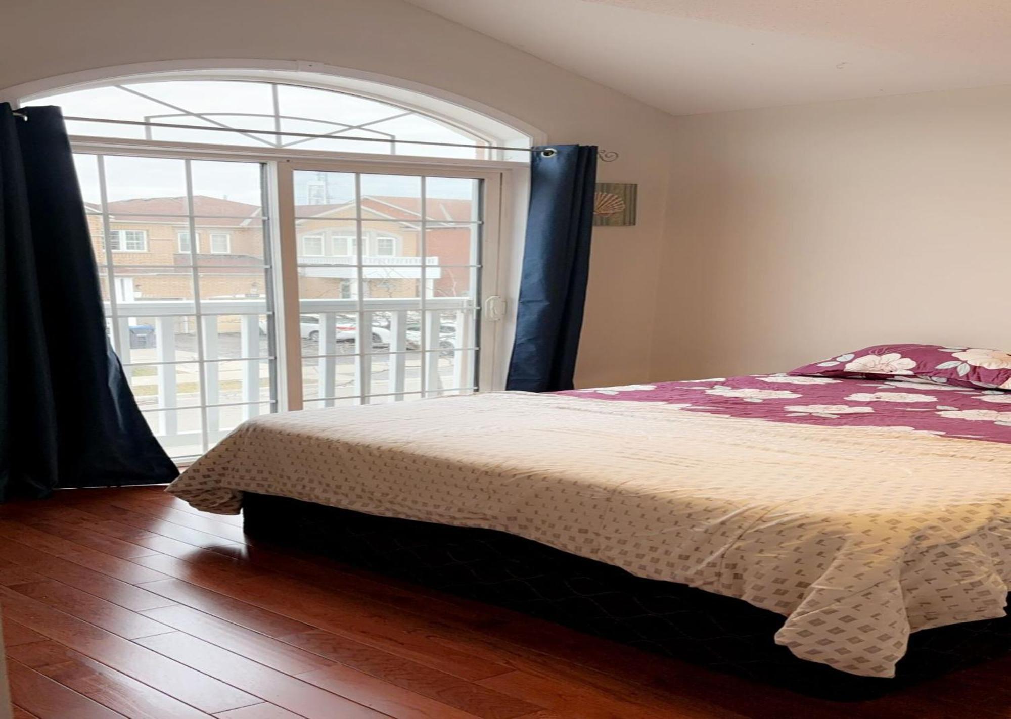 Bright Queen Room Close To Sheridan College And Airport Brampton Bagian luar foto