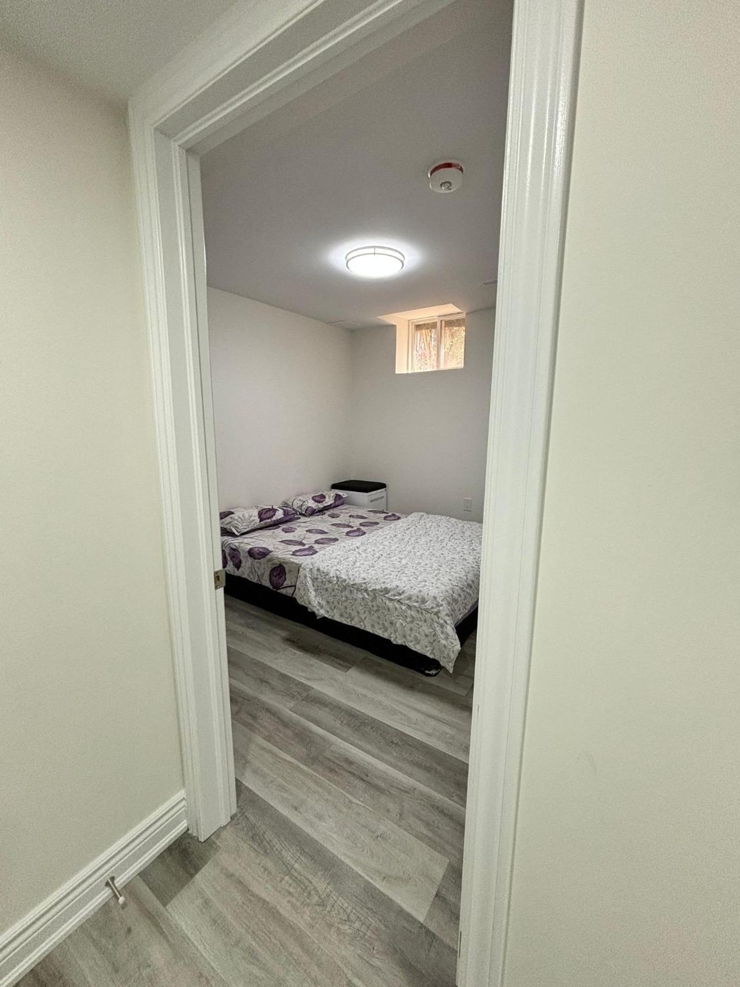 Bright Queen Room Close To Sheridan College And Airport Brampton Bagian luar foto