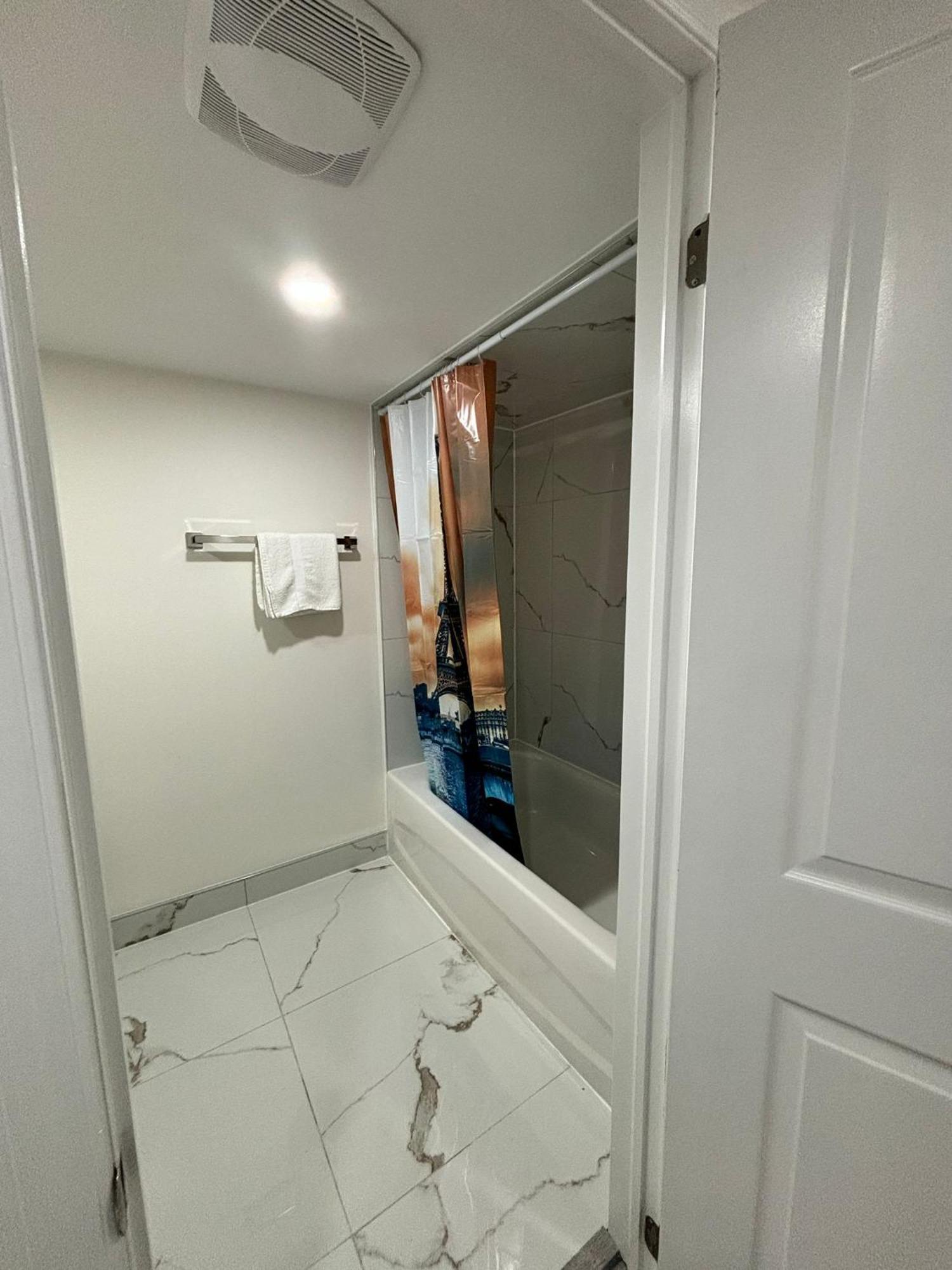 Bright Queen Room Close To Sheridan College And Airport Brampton Bagian luar foto