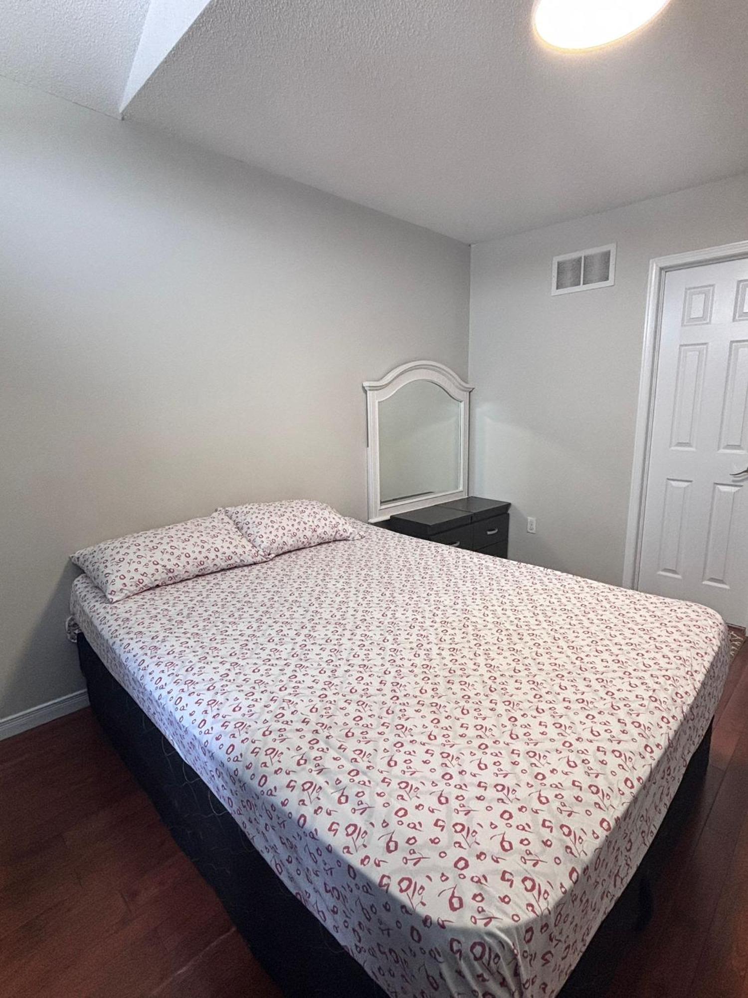 Bright Queen Room Close To Sheridan College And Airport Brampton Bagian luar foto