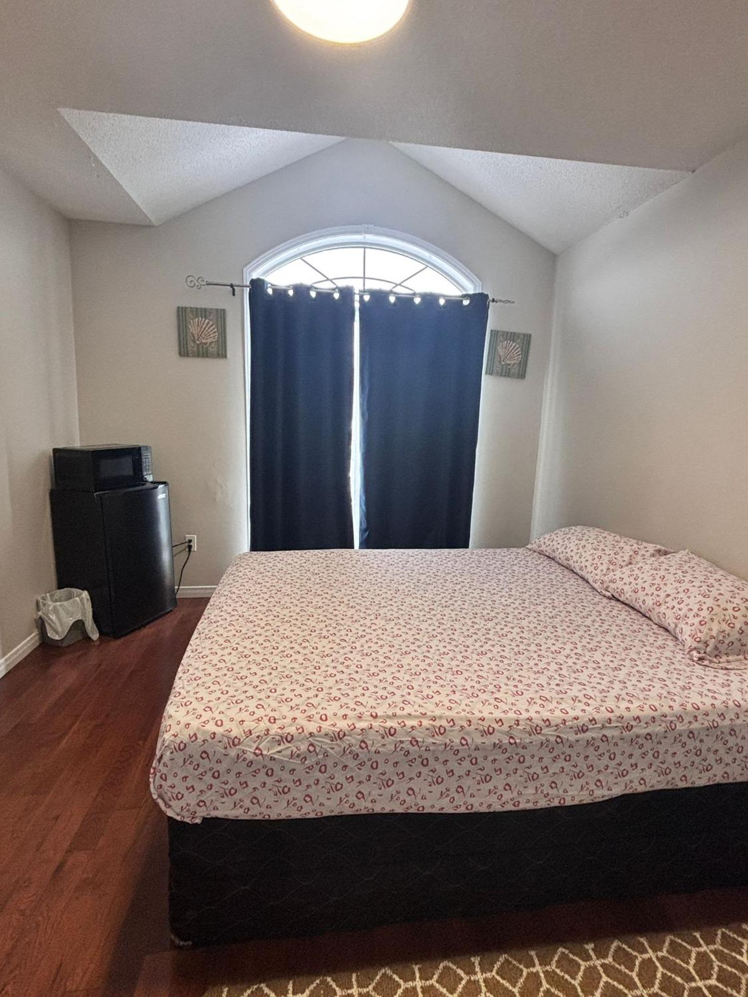 Bright Queen Room Close To Sheridan College And Airport Brampton Bagian luar foto